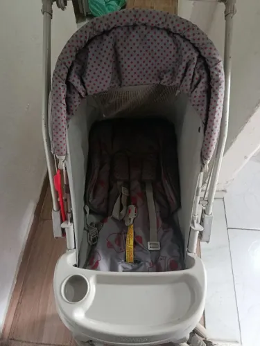 Carrinho de bebê e bebê conforto