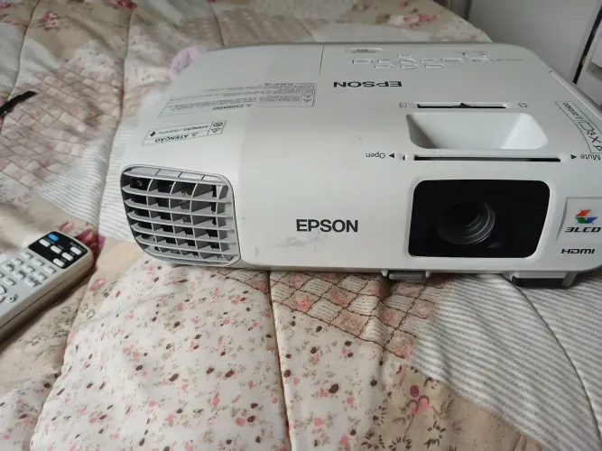 Vendo Data show Epson pouco usado.