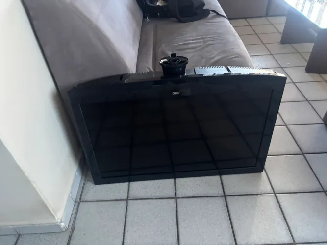 Televisão com tela quebrada para peça