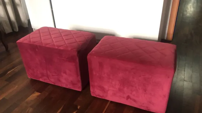 PUFF RETANGULAR VERMELHO COM RODINHAS - ESTILO E MOBILIDADE