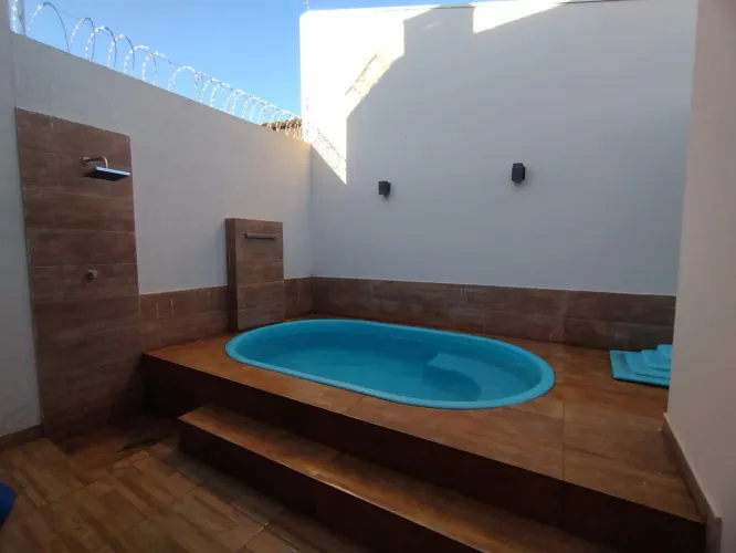 Casa a venda com Piscina, área Gourmet e armários