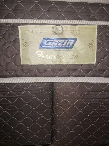 Cama box com colchão Queen