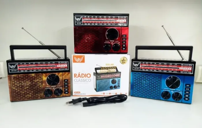 Radio Retrô Recarregável Am Fm Com Painel Solar E Lanterna