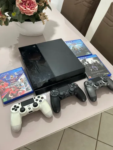 Vendo Ps4 slim (HD queimado) com 3 controles e 3 jogos 