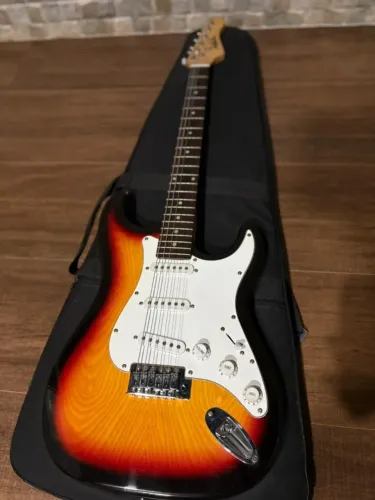 Guitarra Dolphin Sunburst com bag