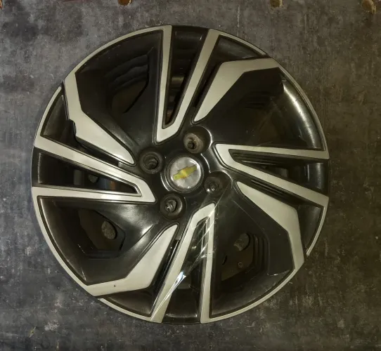 Vendo roda aro 15 com calotas 4x100