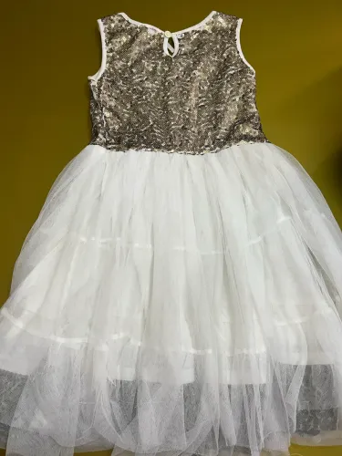 Vestido de festa dourado e branco