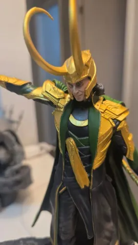 Estatua Loki Marvel Impressa em 3D em Resina Estátua Colecionável Decoração Geek