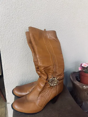 Bota couro legítimo caramelo cano longo 
