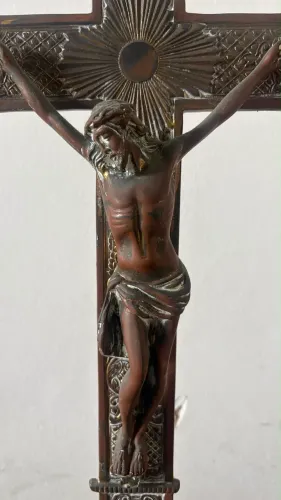 Crucifixo em pé de bronze