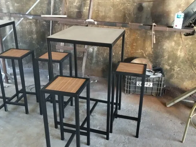 Mesa bistro em metalom porcelanato e madeira