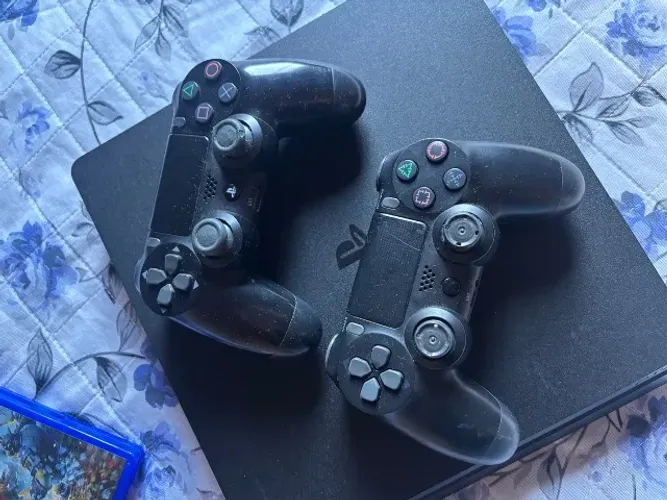 Videogame PS4 semi novo, duas manetes e 70 jogos