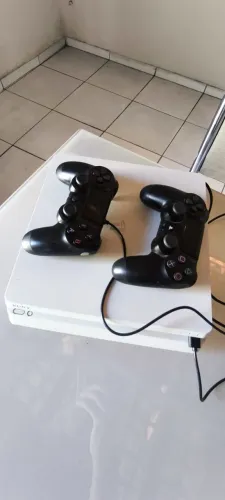 PS4 Slim Branco 1TB + 2 Controles | Excelente Estado