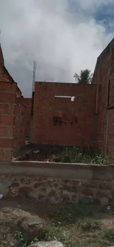 Terreno com a casa em fase de bater a laje