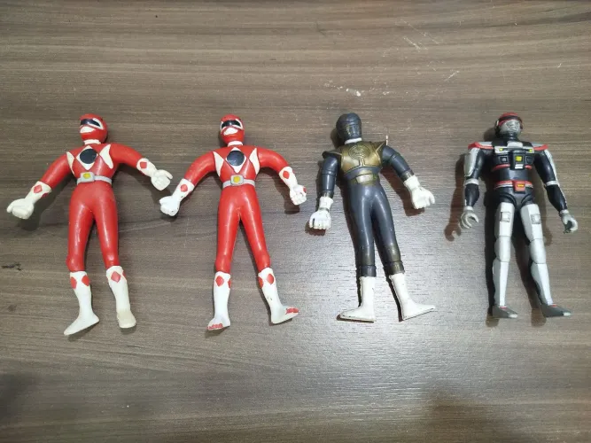 Miniaturas emborrachadas Power Rangers e VR tropers