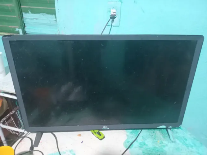 Tv fina LG original nunca foi aberta .meus gatos derrubou quebrou a tela .