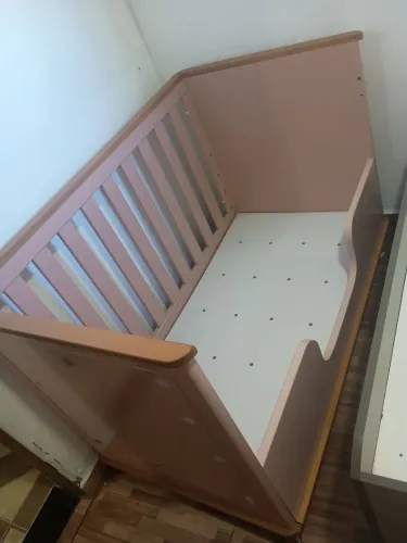 Berço lindo, material de primeira,fácil montagem.