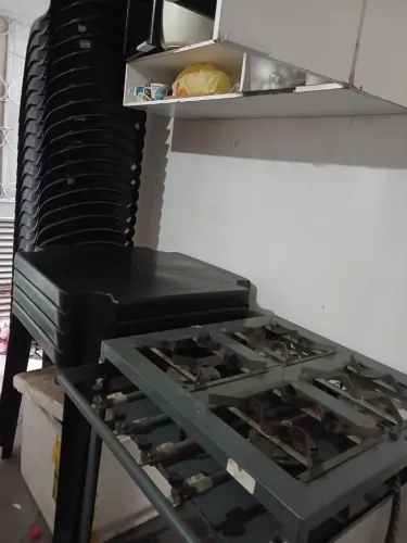 Fogão industrial de 4 bocas, 4 mesas com 16 cadeiras  950,00