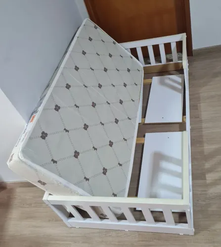 Cama Montessoriana branca. Semi nova. Com colchão incluso. Com grade lateral para proteção