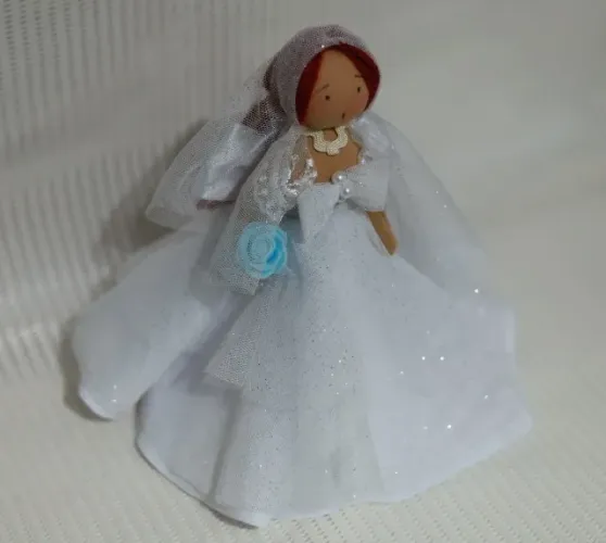 Boneca de pano miniatura noiva
