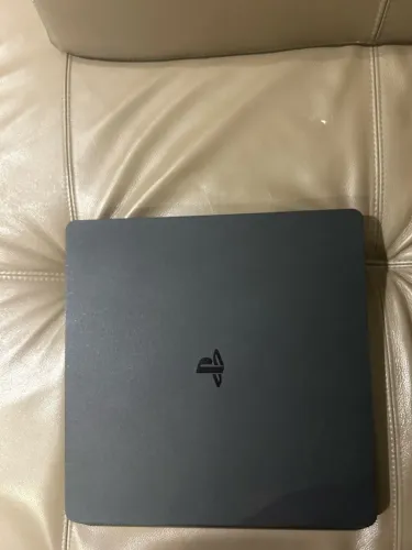 Vendo PS4 semi novo
