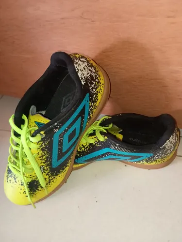 Chuteira de futsal da umbro.