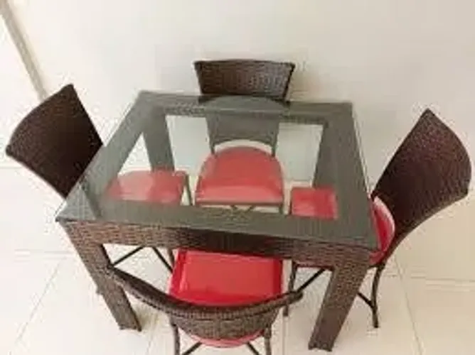 Conjunto de mesa com 4 cadeiras