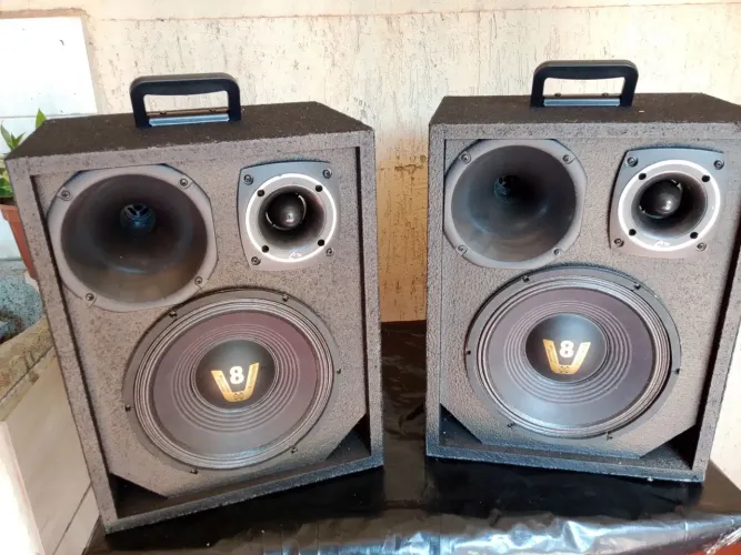 Vende se  uma mesa de som e duas caixas para ambiente 