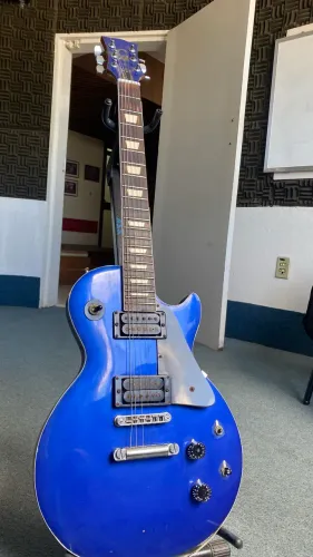 Guitarra elétrica estilo Les Paul - humbuckers