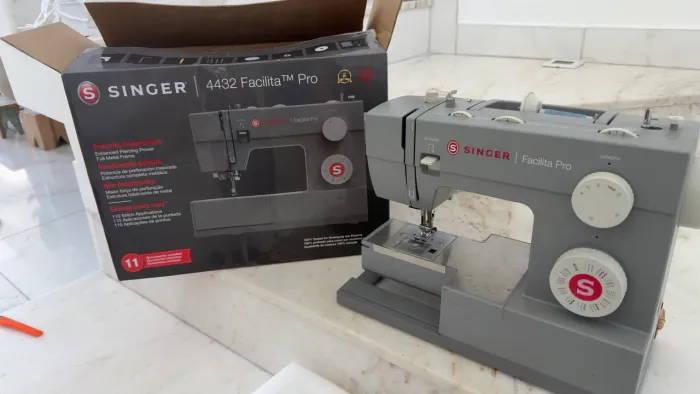 Máquina de costura singer 4432 facilita pro