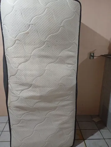 Vendo uma cama box de solteiro