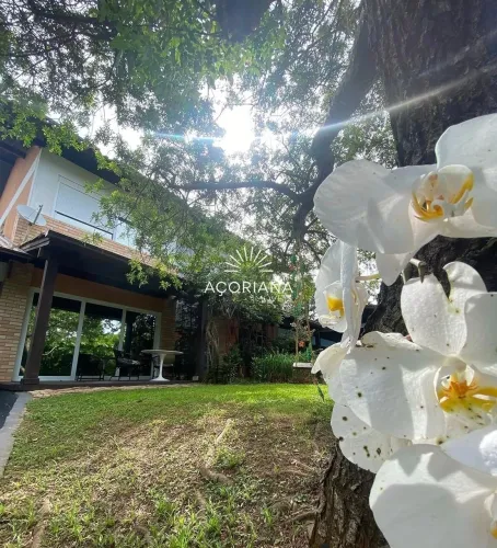 Casa de Alto Padrão no Porto da Lagoa | 4 Suítes, 5 Vagas, Piscina e 1.075 m²