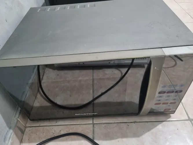 Micro-ondas Brastemp 30L espelhado