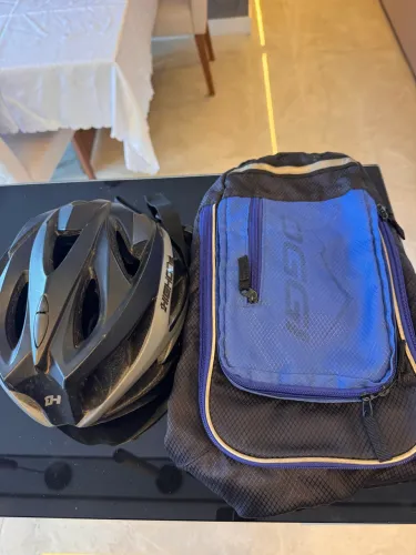 Mochila de hidratação e capacete de ciclista
