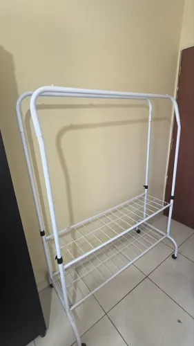 Arara de metal com 2 Cabideiros - 150,00