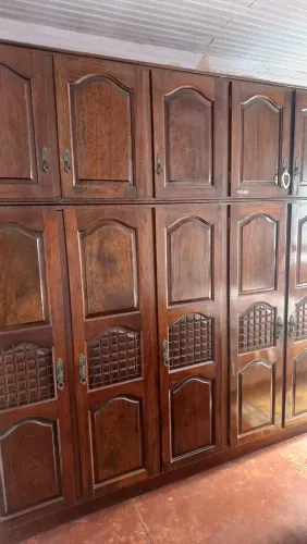 Guarda-roupa grande de madeira