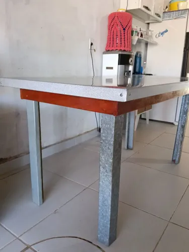 Mesa revestida de chapa
