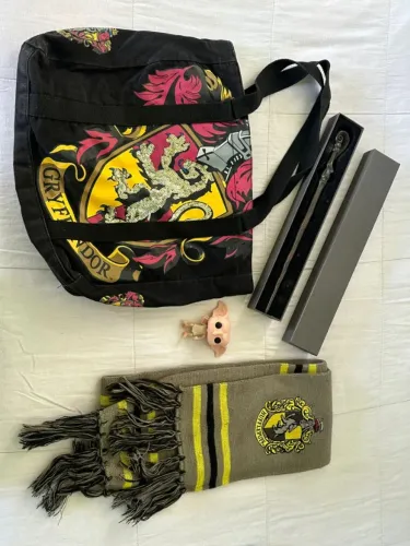 Kit Harry Potter Original - Varinha, Bolsa Gryffindor, Cachecol e Dobby