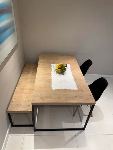 Mesa estilo industrial com banco e 2 cadeiras palito 