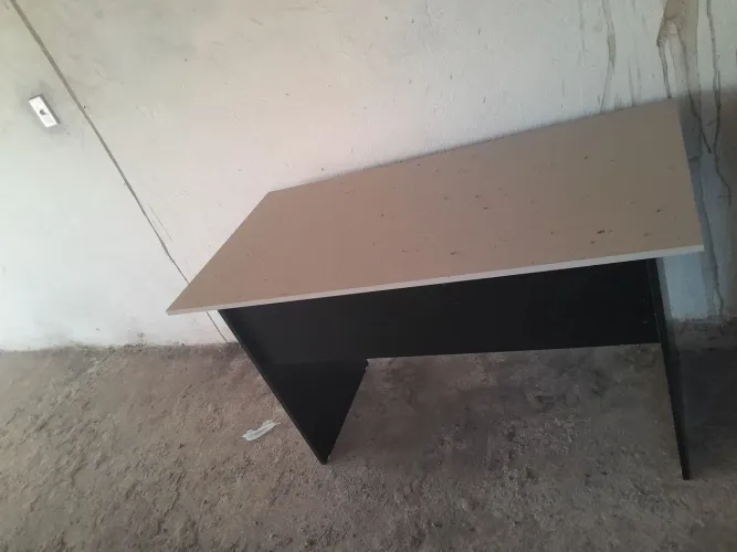 Mesa e armário