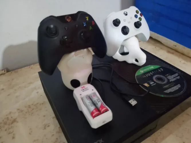 Xbox one fat 2 controles +jogos e acessórios 