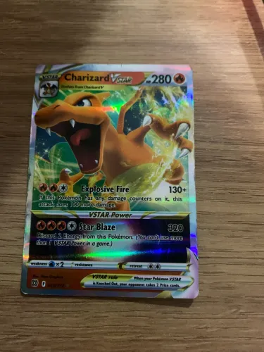 Charizard VSTAR Holográfica 280 HP - Carta Pokémon Colecionável Rara