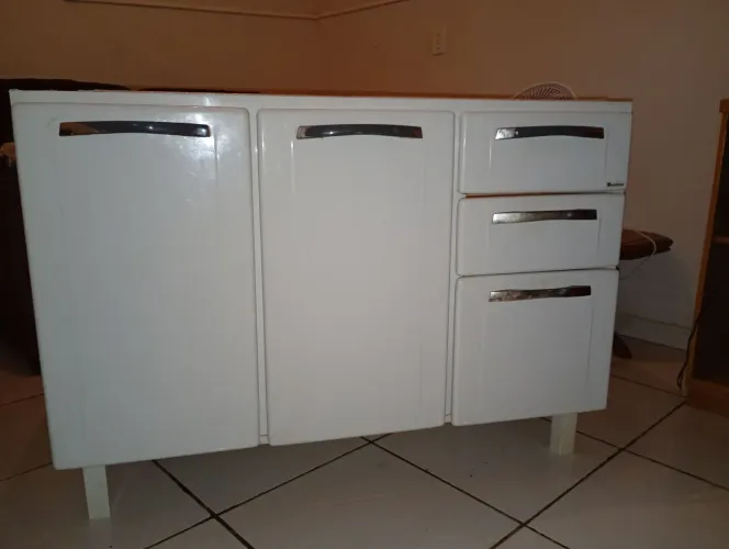 Gabinete de aço e pia