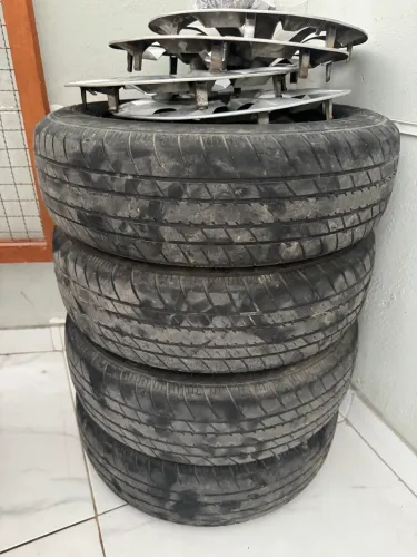 Vendo jogo de pneus com rodas aro 14 com calotas e jogo de parafusos