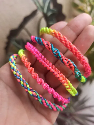 Pulseiras em macrame coloridas