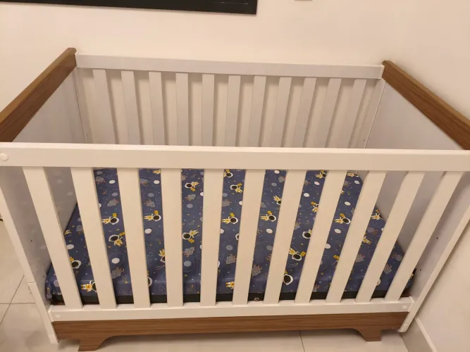 Berço americano que vira cama com colchão
