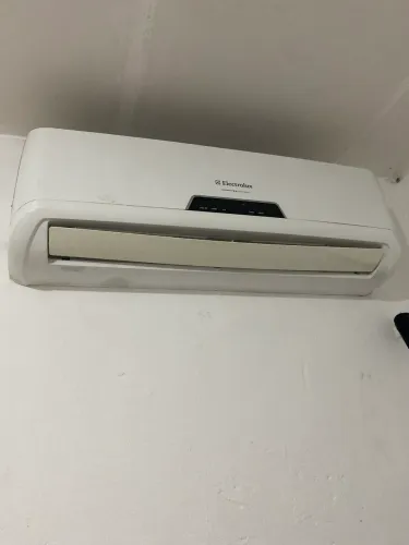 Vende-se ar-condicionado Split inverter Eletrolux 12 mil BTUs.