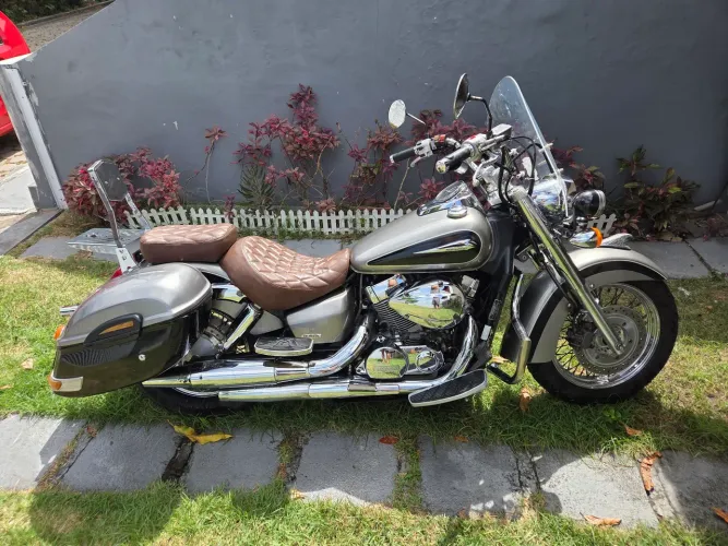 Shadow 750cc, cardã e injeção eletrônica.