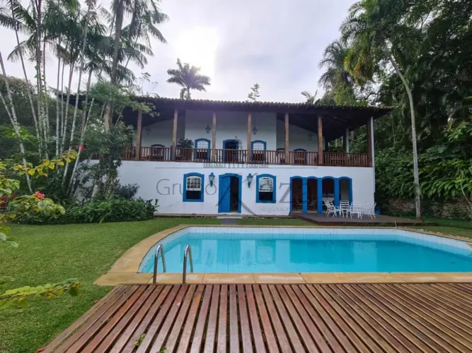 Casa de alto Padrão em condomínio fechado. uma das praias mais bonitas do país.