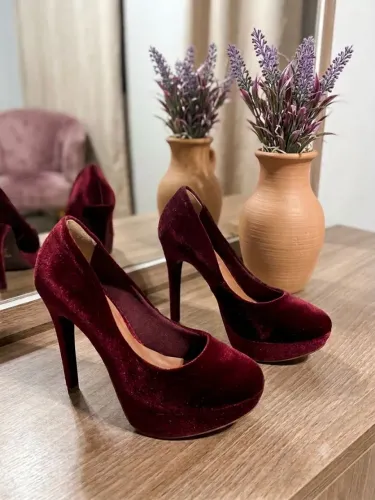 Scarpin veludo vinho